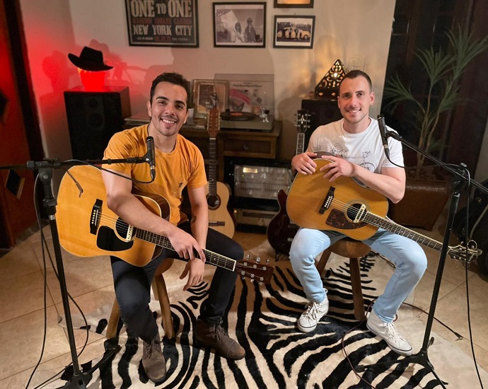 NOVIDADES: Neto e Felipe trazem versões ao vivo em “Acústico no Grão Estúdio”