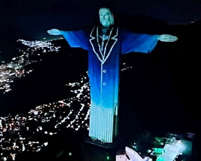 HOMENAGEM: Cristo Redentor do Rio de Janeiro aparece vestido de Silvio Santos