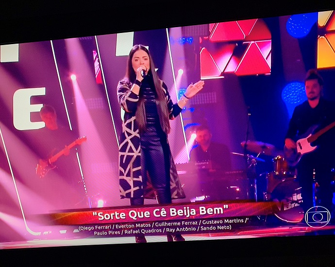 THE VOICE: todos os técnicos viraram a cadeira e Bia Ferraz escolheu Michel Teló