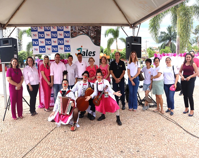 MULHER: Hospital de Amor, Prefeitura de Jales, AVCC e parceiros realizaram o Outubro Rosa na Praça 