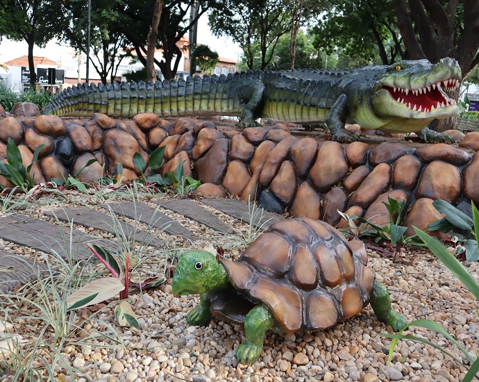 JACARÉ: Praça João Mariano de Freitas ganha memorial com esculturas de jacaré e tartarugas