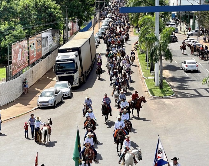 CAVALGADA: Milhares de pessoas acompanharam uma das maiores Cavalgadas já realizadas em Jales no último domingo