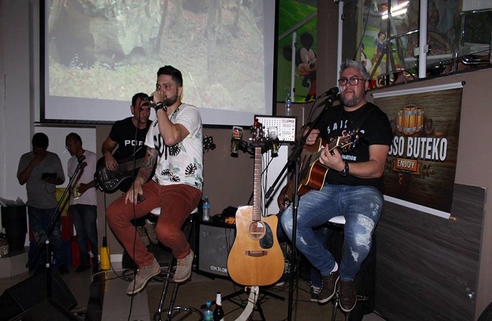 BAR, VOZ E VIOLÃO: Bruno & Ed Carlos cantam clássicos sertanejos