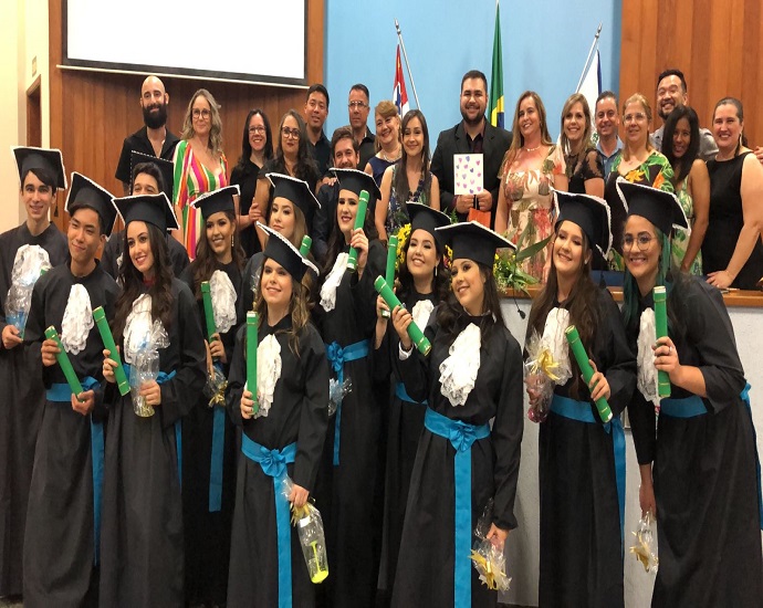 FORMATURA: Colégio Ferreira Prado realiza emocionante cerimônia de formatura para alunos do 3º ano do ensino médio