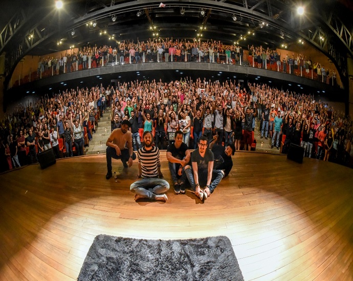 RINDO A TOA: cinco grandes estrelas do stand up comedy lotam 980 lugares do teatro Paulo Moura em prol do HB