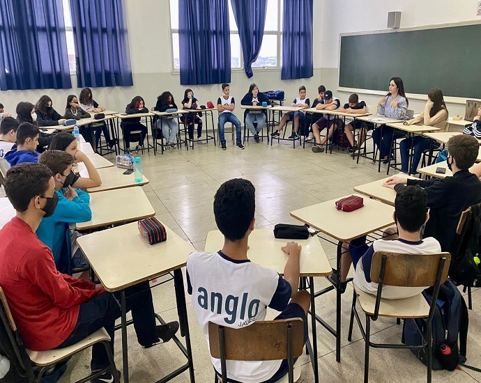 APRENDIZADO: Palestras discutem assuntos indicados por alunos  em assembleias escolares no Anglo de Jales.