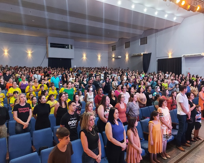 APRENDIZADO: Palestra “Humanizando Relações” reuniu mais de 500 servidores da Educação no Teatro Municipal