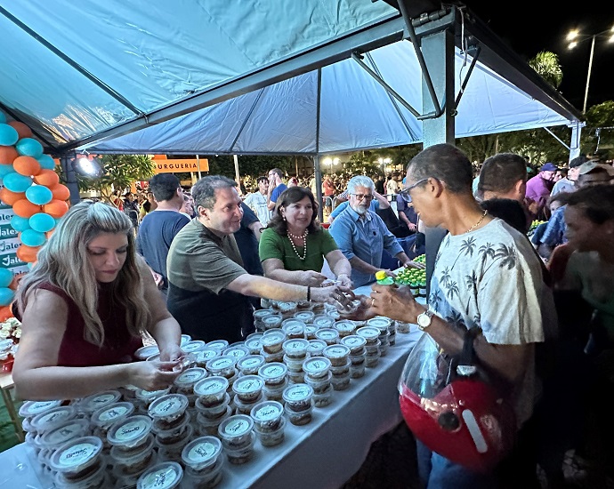 BOLO: Distribuição de bolo, diversão e apresentações marcaram a festa de aniversário de 83 anos de Jales na Praça Dr. Euphly Jalles