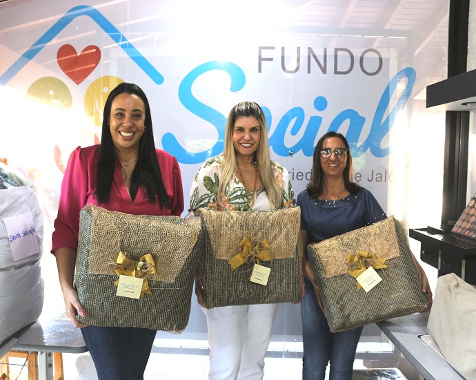 AQUECENDO COM AMOR: Campanha solidária do Fundo Social arrecada cobertores para a UPA