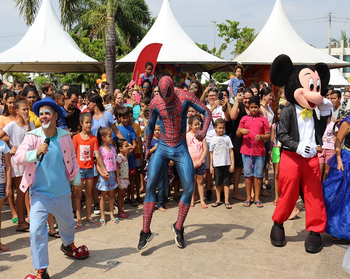 FESTA DAS CRIANÇAS: Milhares de pessoas prestigiaram a Festa do Dia das Crianças realizada pelo Fundo Social de Solidariedade na Praça Dr. Euphly Jalles